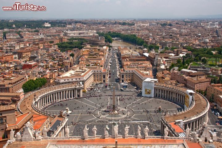 Immagine Via della Conciliazione e i due emicicli di Piazza San Pietro a Roma, fotografati dalla cima della cupola della Basilica. La piazza si deve al genio di Gian Lorenzo Bernini - © NushaHru / Shutterstock.com