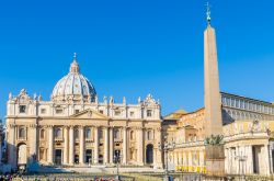 La Piazza San Pietro, come la vediamo oggi, presenta tutto il fascino del BArocco Italiano, vero capolavoro di architettura, creato dal genio di Gian Lorenzo Bernini - © TanArt / Shutterstock.com ...