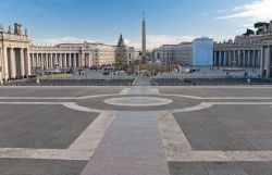 Alla mattina preso il Sagrato deserto della Basilica di San Pietro è un perfetto punto panoramico per fotografare l'omonima piazza - © vvoe / Shutterstock.com