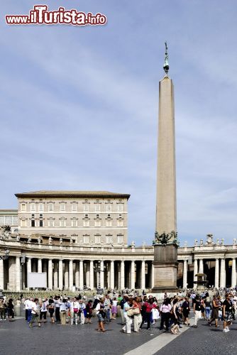 Immagine Alto 40 metri con il suo basamento, l'Obelisco di Piazza San Pietro è il secondo per altezza della capitale - © Peter Probst / Shutterstock.com