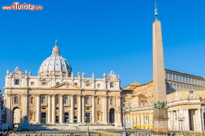 Immagine La Piazza San Pietro, come la vediamo oggi, presenta tutto il fascino del BArocco Italiano, vero capolavoro di architettura, creato dal genio di Gian Lorenzo Bernini - © TanArt / Shutterstock.com