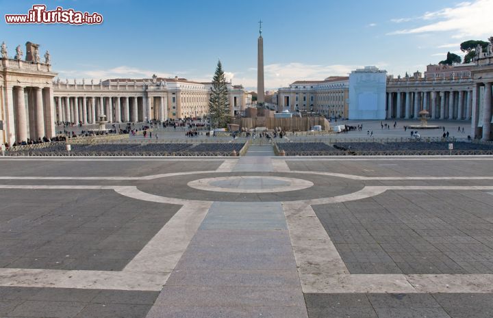 Immagine Alla mattina preso il Sagrato deserto della Basilica di San Pietro è un perfetto punto panoramico per fotografare l'omonima piazza - © vvoe / Shutterstock.com