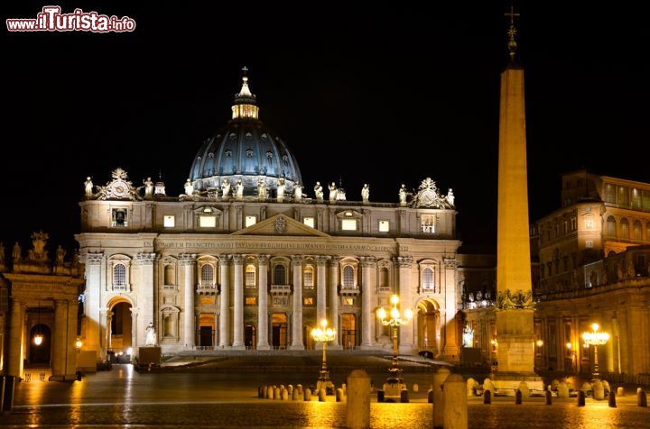 Immagine Vista notturna di Piazza San Pietro a Roma. Il grande Obelisco al centro della piazza è l'unico della città capitolina a presentare delle inscrizioni in latino anzichè con caratteri geroglifici - © Gianluca Rasile / Shutterstock.com