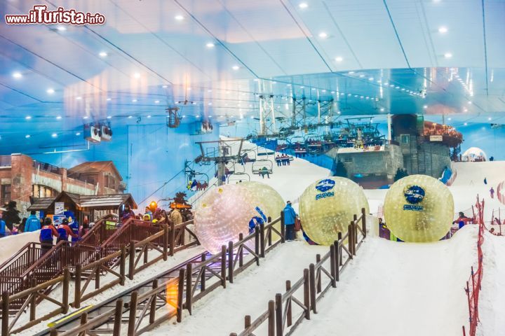 Immagine Interno dello Ski Dubai, Emirati Arabi Uniti - E' l'unica stazione sciistica degli Emirati Arabi. Siamo a Dubai dove uno dei più grandi centri commerciali al mondo ospita al suo interno un suggestivo ski-dome aperto tutto l'anno - © S-F / Shutterstock.com