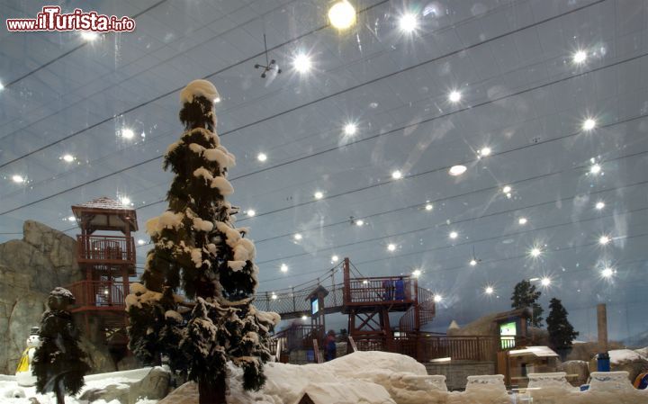 Immagine Neve allo Ski Dubai, Emirati Arabi Uniti - Anche quando fuori i gradi sono almeno 30, all'interno dello Ski Dubai la neve, seppur artificiale, c'è sempre. Merito dei cannoni sparaneve e del sistema di isolamento all'avanguardia che mantiene le giuste temperature sia di notte che di giorno - © VLADJ55 / Shutterstock.com