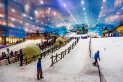 Sciare a Dubai, Emirati Arabi Uniti - Dubai, uno dei sette emirati che compongono gli EAU, ospita un impianto sciistico indoor da mille e una notte dove si può scegliere di affrontare ...