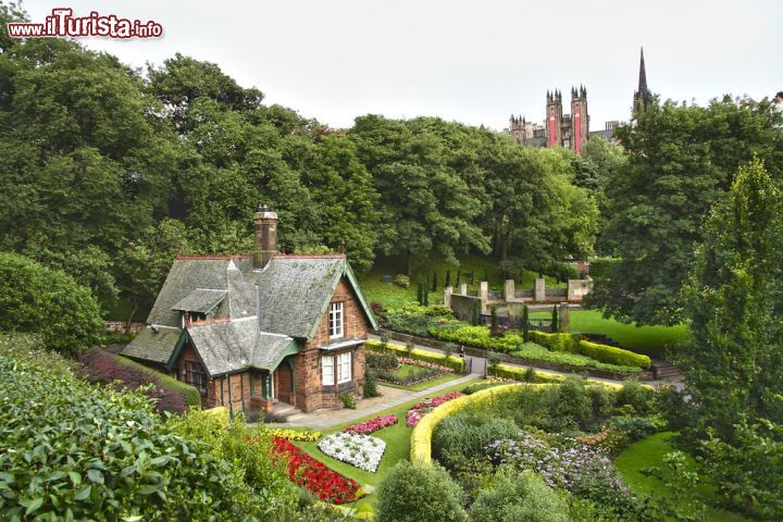 Immagine Casa nei Princes Street Gardens, Scozia - E' uno degli angoli verdi più frequentati da residenti e turisti provenienti da tutto il mondo. Princes Street Gardens si estendono per circa 27 acri e ospitano al loro interno anche monumenti, stuatue e alcune abitazioni che sembrano uscite dal mondo delle fiabe - © Hector Ruiz Villar / Shutterstock.com