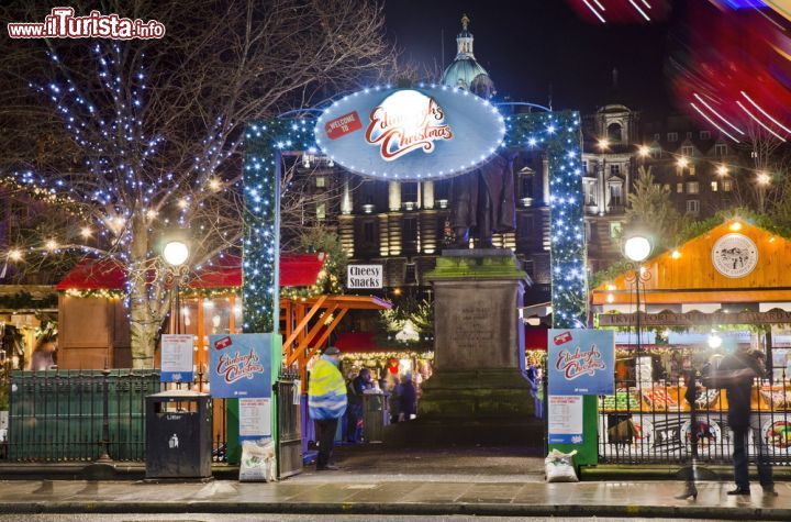 Immagine Mercati natalizi, Edimburgo - Luci colorate addobbano a festa alberi e stand dei mercatini di Natale che ogni anno sono visitati da turisti e residenti di Edimburgo. In questa immagine l'ingresso al Christams Market - © Brendan Howard / Shutterstock.com