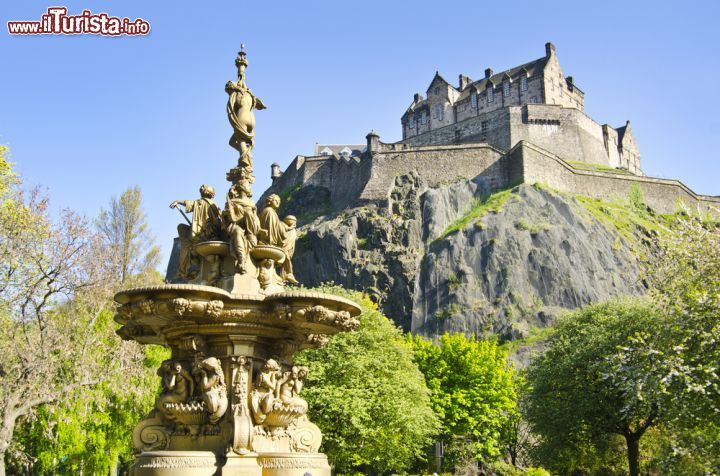 Immagine Panorama sul Castello di Edimburgo, Scozia - Antica fortezza da cui si gode un panorama mozzafiato sull'intera città, l'Edinburgh Castle è anche l'edificio più antico della capitale scozzese giunto integro sino ai nostri giorni - © Brendan Howard / Shutterstock.com