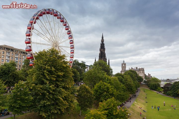 Immagine Parco di Edimburgo, Scozia - Ad affacciarsi su questo parco pubblico scozzese, considerato non a torto il più famoso di tutta la città, sono anche edifici e palazzi come il Balmoral Hotel. In questa immagine a impreziosire l'area verde si distingue anche la ruota panoramica - © Ivica Drusany / Shutterstock.com