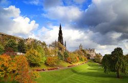 Scott Monument, Edimburgo - Eretto nel 1840 in memoria dello scrittore scozzese Sir Walter Scott, questo monumento rappresenta una delle principali attrazioni turistiche di Edimburgo. Si trova ...