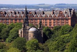 St. Cuthbert e Caledonian Hotel, Edimburgo - Fra gli splendidi scorci paesaggistici che si possono ammirare dai Princes Street Gardens ci sono anche la chiesa di St. Cuthbert, circondata da ...