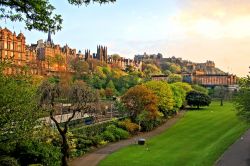 Tramonto su Edimburgo, Scozia - Una bella immagine della vecchia città scozzese fotografata con i colori del tramonto dai Princes Street Gardens, splendidi giardini che sorgono all'ombra ...