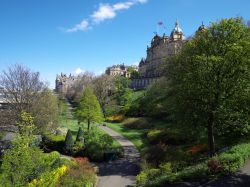 Princes Street Gardens, Edimburgo - Divisi in due da un tumulo con una zona a est e una più ampia a ovest nei pressi dei due edifici religiosi di St. John e St. Cuthbert, questi suggestivi ...