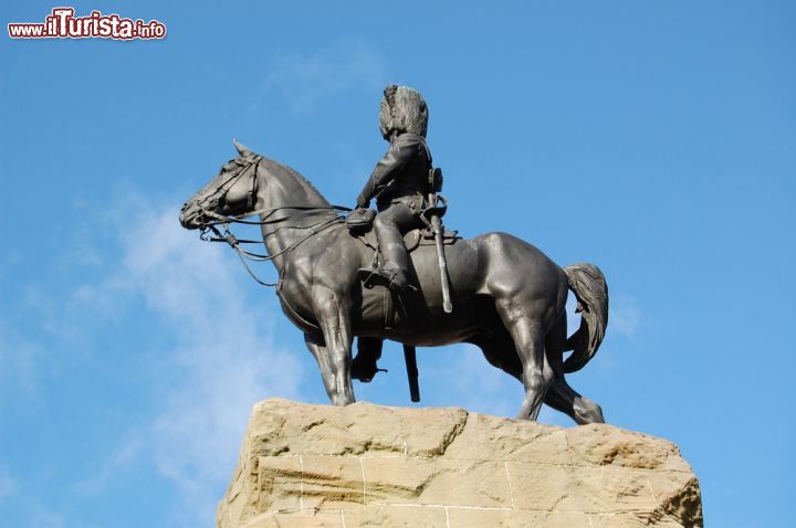 Immagine Royal Scots Greys Monument, Edimburgo - La zona ovest dei Princes Street Gardens ospita la statua equestre in bronzo che raffigura un Royal Scots Dragoon Guard in uniforme e con il cappello di pelle di orso, la spada e il fucile. L'opera è di William Birnie Rhind realizzata nel 1906. Le targhe per commemorare i caduti del reggimento nelle due guerre mondiali sono state aggiunte in un secondo momento - © jean morrison / Shutterstock.com