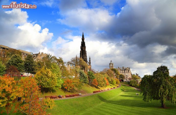 Immagine Scott Monument, Edimburgo - Eretto nel 1840 in memoria dello scrittore scozzese Sir Walter Scott, questo monumento rappresenta una delle principali attrazioni turistiche di Edimburgo. Si trova nei Princes Street Gardens - © Mikadun / Shutterstock.com