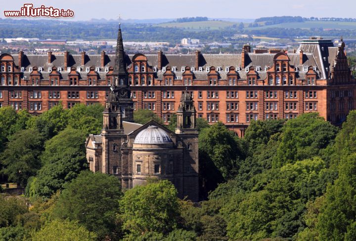 Immagine St. Cuthbert e Caledonian Hotel, Edimburgo - Fra gli splendidi scorci paesaggistici che si possono ammirare dai Princes Street Gardens ci sono anche la chiesa di St. Cuthbert, circondata da un cimitero dove si trovano lapidi e nicchie molto antiche, e il Caledonian Hotel con la caratteristica facciata in mattoni rossi - © Heartland Arts / Shutterstock.com