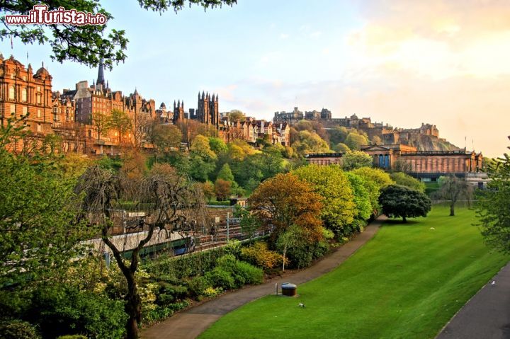 Immagine Tramonto su Edimburgo, Scozia - Una bella immagine della vecchia città scozzese fotografata con i colori del tramonto dai Princes Street Gardens, splendidi giardini che sorgono all'ombra dell'Edinburgh Castle - © JeniFoto / Shutterstock.com