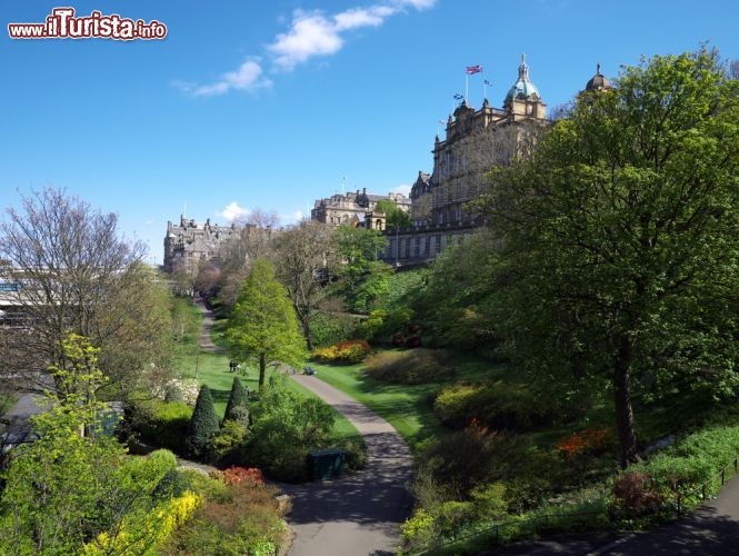 Immagine Princes Street Gardens, Edimburgo - Divisi in due da un tumulo con una zona a est e una più ampia a ovest nei pressi dei due edifici religiosi di St. John e St. Cuthbert, questi suggestivi giardini di Edimburgo sono una delle principali attrazioni turistiche della città. Ogni anno richiamano turisti da tutto il mondo - © clivewa / Shutterstock.com