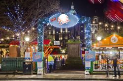 Mercati natalizi, Edimburgo - Luci colorate addobbano a festa alberi e stand dei mercatini di Natale che ogni anno sono visitati da turisti e residenti di Edimburgo. In questa immagine l'ingresso ...