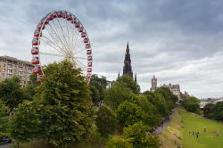 Parco di Edimburgo, Scozia - Ad affacciarsi su questo parco pubblico scozzese, considerato non a torto il più famoso di tutta la città, sono anche edifici e palazzi come il Balmoral ...