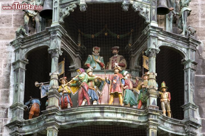 Immagine Un classico appuntamento dei turisti a Monaco di Baviera: lo spettacolo del carillon dell'Orologio della torre del nuovo Municipio, sulla Marienplatz - © Yevgenia Gorbulsky / Shutterstock.com