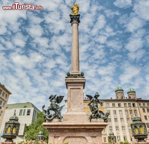 Immagine Si chiama Mariensaule ed è la colonna che si eleva sulla Marienplatz davani al Neues Rathaus di Monaco di Baviera - © Anibal Trejo / Shutterstock.com