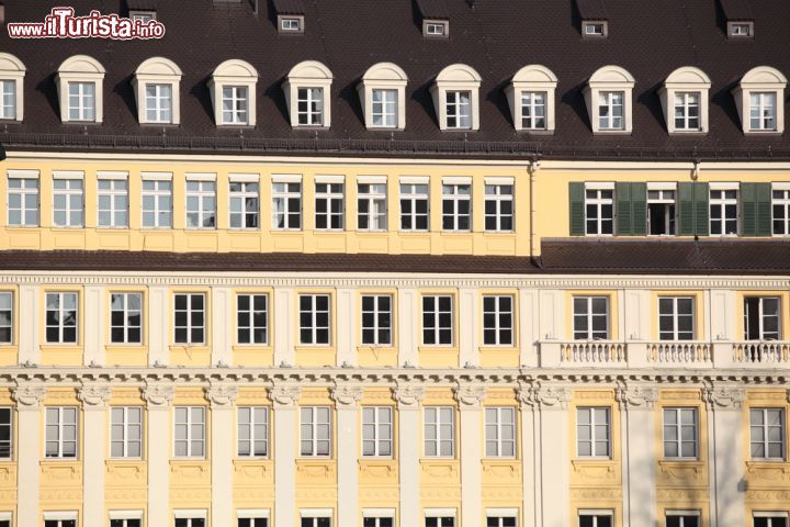 Immagine Un elegante palazzo che s'affaccia sulla Marienplatz di Monaco di Baviera - © MNBB Studio / Shutterstock.com