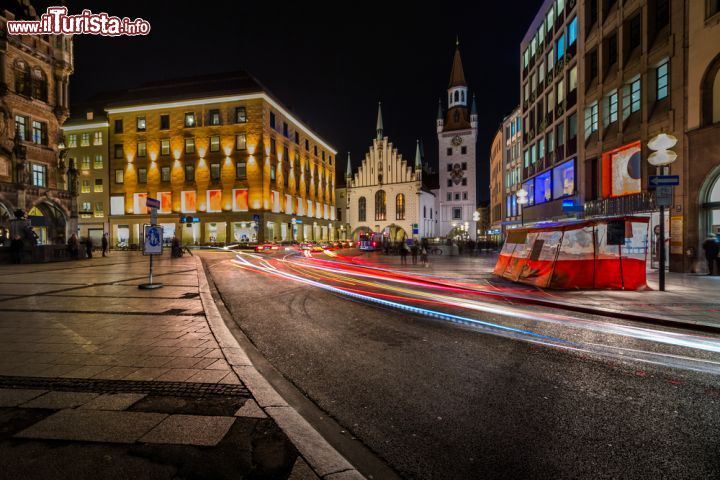 Immagine Una fotografia notturna della Marienplatz, il cuore pulsante dell'anima turistica di Monaco di Baviera - ©  anshar / Shutterstock.com