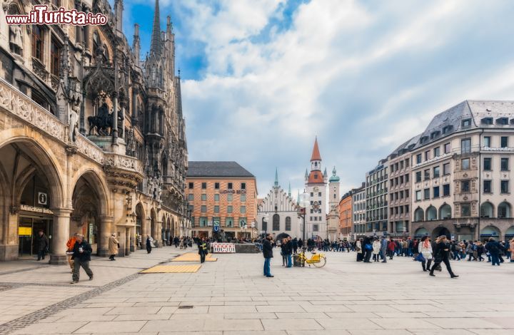 Immagine Il fulcro del centro di Monaco di Baviera: Marienplatz. Nonostante abbia subito gravi danni dai bombardamenti della seconda guerra mondiale, il centro di Monaco, Marienplatz possiede intatta una sua eleganza nonostante i diversi stili architettonici che la contraddistinguono - © Naumenko Aleksandr / Shutterstock.com