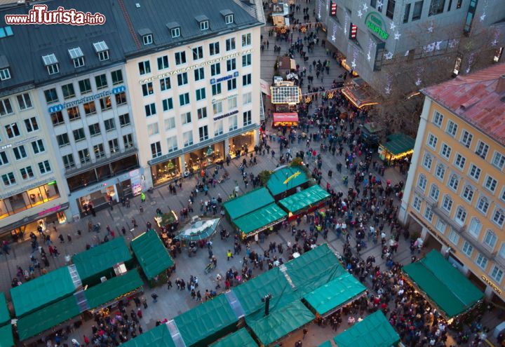 Immagine Durante il periodo dell'Avvento la piazza Marienplatz rappresenta il cuore dei Mercatini di Natale di Monaco di Baviera. Qui è fotografata dalla torre dell'orologio del Neues Rathaus, il Municipio Nuovo - © CDuschinger / Shutterstock.com