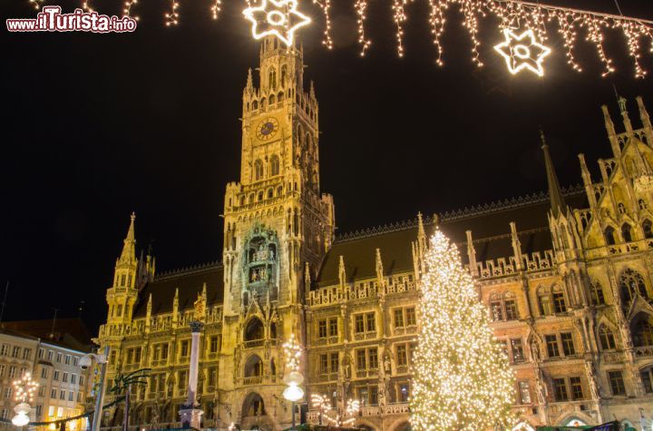 Immagine Christkindlmarkt, il Mercatino di Gesù Bambino si svolge ogni anno, durante l'avvento, sella bella Marienplatz, a Monaco di Baviera - © CDuschinger / Shutterstock.com