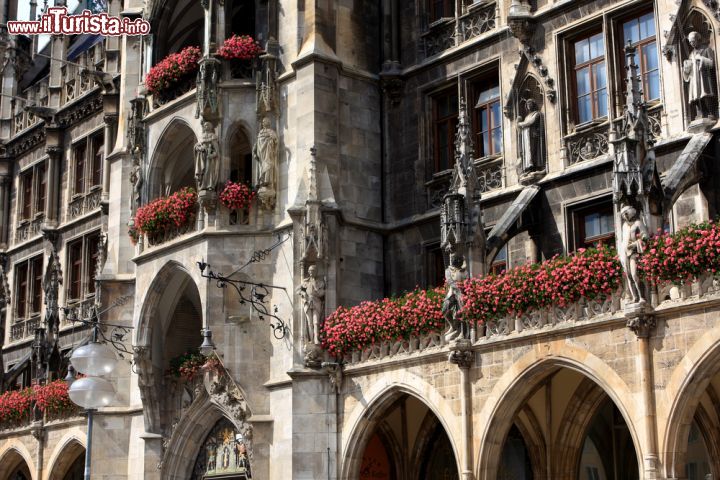 Immagine Neues Rathaus, l'elegante palazzo neogotico occupa il lato settentrionale della Marienplatz - © Eve81 / Shutterstock.com