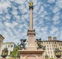 Si chiama Mariensaule ed è la colonna che si eleva sulla Marienplatz davani al Neues Rathaus di Monaco di Baviera - © Anibal Trejo / Shutterstock.com