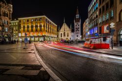 Una fotografia notturna della Marienplatz, il cuore pulsante dell'anima turistica di Monaco di Baviera - ©  anshar / Shutterstock.com