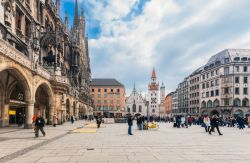 Il fulcro del centro di Monaco di Baviera: Marienplatz. ...