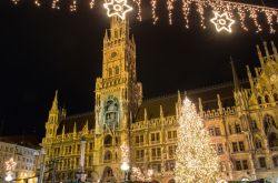 Christkindlmarkt, il Mercatino di Gesù Bambino si svolge ogni anno, durante l'avvento, sella bella Marienplatz, a Monaco di Baviera - © CDuschinger / Shutterstock.com
