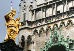 La statua della Madonna che si erge nel centro della Marienpltaz, sullo sfondo il Neues Rathaus, il Municipo Nuovo di Monaco di Baviera - © Wei Ming / Shutterstock.com
