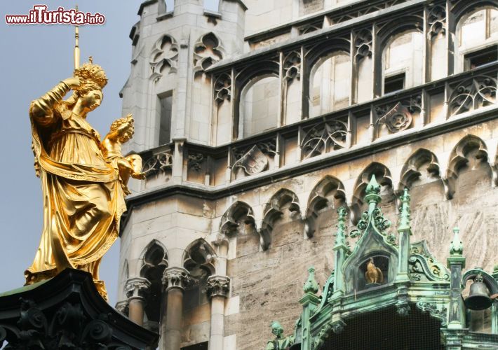 Immagine La statua della Madonna che si erge nel centro della Marienpltaz, sullo sfondo il Neues Rathaus, il Municipo Nuovo di Monaco di Baviera - © Wei Ming / Shutterstock.com