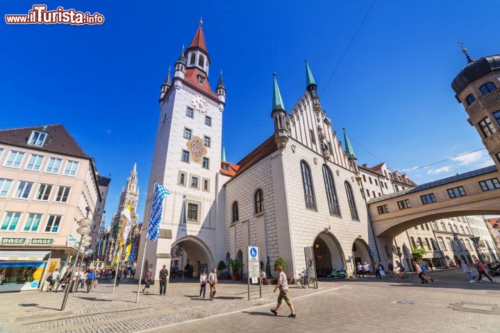 Immagine Si chiama Altes Rathaus ed è il vecchio Municipio di Monaco. Si trova sul lato est di Marienplatz - © Patryk Kosmider / Shutterstock.com