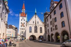 Il vecchio Municipio (Altes Rathaus) domina il lato est della centralissima Marienplatz- © Patryk Kosmider / Shutterstock.com