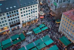 Durante il periodo dell'Avvento la piazza Marienplatz rappresenta il cuore dei Mercatini di Natale di Monaco di Baviera. Qui è fotografata dalla torre dell'orologio del Neues ...