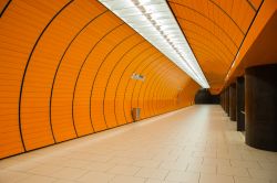 Una delle fermate più trafficate della metropolitana di Monaco di Baviera: Marienplatz vede ogni giorno ttransitare migliaia di cittadini e turisti - © Roman Vukolov / Shutterstock.com ...