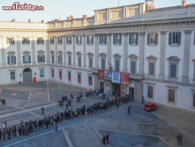 Immagine Coda di visitatori a Palazzo Reale di Milano - © 181301747 / Shutterstock.com