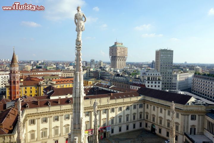 Immagine Panorama dal Duomo di Milano: in primo piano, in basso, il complesso di Palazzo Reale, famoso per ospitare ogni anno numerose mostre temporanee - © 199373807 / Shutterstock.com