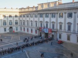 Coda di visitatori a Palazzo Reale di Milano - © 181301747 / Shutterstock.com