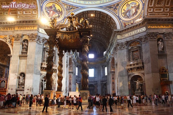 Immagine Al centro  della pianta a croce troviamo il Baldacchino barocco, capolavoro del Bernini - © Pavel L Photo and Video / Shutterstock.com