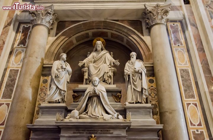 Immagine Particolare di una delle cappelle laterali della Basilica di San Pietro a Roma - © Goran Bogicevic / Shutterstock.com