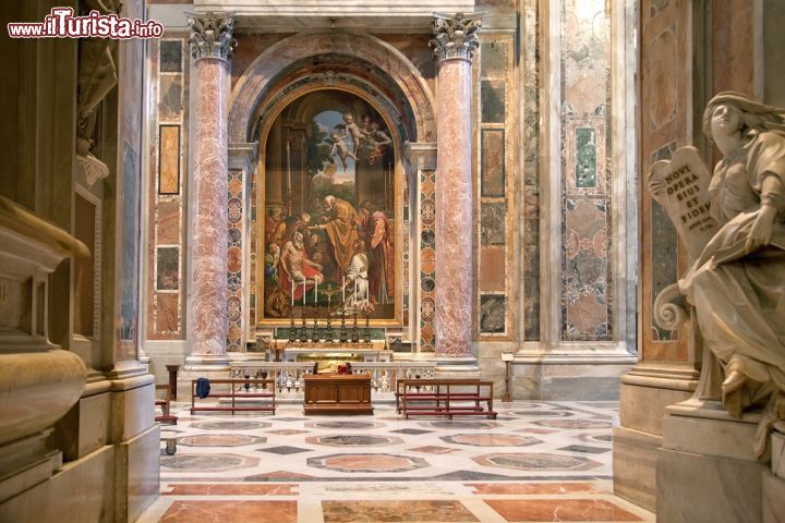 Immagine I marmi policromi che rivestono gli interni della Basilica di San Pietro a Roma - © Stephen Bures / Shutterstock.com