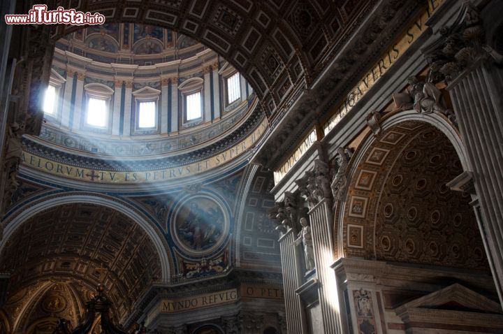 Immagine Un'atmosfera di preghiera e pace pervade i visitatori della Basilica di San Pietro a Roma - © Sabrina Marchi / Shutterstock.com